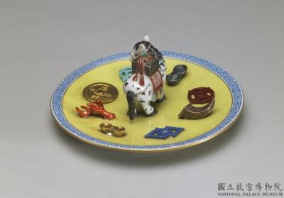 图片[2]-Incense stick holder in the shape of a horse with the Eight Treasures in famille rose on a yellow ground, Qing dynasty, Qianlong reign (1736-1795)-China Archive